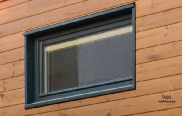 Fenêtre abattant gris anthracite tiny house